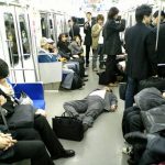 کارتن خواب عکس طنز عکس ژاپن عکس خنده دار سبک زندگی ژاپنی ها دانستنی ها مردم ژاپن خوابیدن در خیابان چرت زدن کارمندان چرت زدن چرا ژاپن پیشرفت کرد اخبار ژاپن