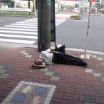 کارتن خواب عکس طنز عکس ژاپن عکس خنده دار سبک زندگی ژاپنی ها دانستنی ها مردم ژاپن خوابیدن در خیابان چرت زدن کارمندان چرت زدن چرا ژاپن پیشرفت کرد اخبار ژاپن