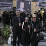 فلورا سام در تشییع پیکر همسرش مجید اوجی +عکس اسامی بازیگران فوت شده ایرانی, بیوگرافی فلورا سام, بیوگرافی مجید اوجی, تشییع جنازه افراد معروف, تشییع جنازه بازیگران, عکس تشییع جنازه, فریال اوجی کیست, همسر فلورا سام, همسر مجید اوجی