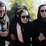 فلورا سام در تشییع پیکر همسرش مجید اوجی +عکس اسامی بازیگران فوت شده ایرانی, بیوگرافی فلورا سام, بیوگرافی مجید اوجی, تشییع جنازه افراد معروف, تشییع جنازه بازیگران, عکس تشییع جنازه, فریال اوجی کیست, همسر فلورا سام, همسر مجید اوجی