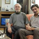 پسر مرحوم پرویز پورحسینی سر مزار پدرش +عکس اسامی بازیگران فوت شده ایرانی, بیوگرافی پرویز پورحسینی, سنگ قبر افراد معروف, سنگ قبر جدید, سنگ قبر هنرمندان, قبر بازیگران, ناهید ارسباران کیست, همسر پرویز پورحسینی