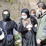 خواهر آزاده نامداری و همسرش در تشییع و خاکسپاری آذین نامداری کیست, آزاده نامداری, اینستاگرام آزاده نامداری, بیوگرافی آزاده نامداری, تشییع جنازه آزاده نامداری, خانواده آزاده نامداری, خواهر آزاده نامداری, شوهر آزاده نامداری, همسر آزاده نامداری, همسر دوم آزاده نامداری