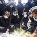 صحبت های سوزناک دختر علی سلیمانی در مراسم تشییع پدرش بیوگرافی علی سلیمانی, تشییع جنازه بازیگران, دختر علی سلیمانی, دلنوشته های زیبا و دلنشین, سبا سلیمانی کیست, علی سلیمانی, همسر سهیلا جوادی, همسر علی سلیمانی