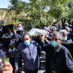 عکس همسر عزت الله مهرآوران در تشییع و خاکسپاری اسامی بازیگران فوت شده ایرانی, اینستاگرام عزت الله مهرآوران, تشییع جنازه امروز, تشییع جنازه بازیگران, عزت الله مهرآوران, فرزندان عزت الله مهرآوران, همسر عزت الله مهرآوران