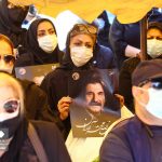 عکس همسر عزت الله مهرآوران در تشییع و خاکسپاری اسامی بازیگران فوت شده ایرانی, اینستاگرام عزت الله مهرآوران, تشییع جنازه امروز, تشییع جنازه بازیگران, عزت الله مهرآوران, فرزندان عزت الله مهرآوران, همسر عزت الله مهرآوران