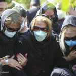 عکس همسر و فرزندان فتحعلی اویسی در تشییع و خاکسپاری اینستاگرام فتحعلی اویسی, بیوگرافی فتحعلی اویسی, تشییع جنازه امروز, تشییع جنازه بازیگران, فتحعلی اویسی کجاست, فرزندان فتحعلی اویسی, قطعه هنرمندان کجاست, محل دفن افراد معروف, مهرانگیز بهرامی کیست, همسر فتحعلی اویسی