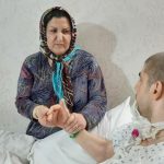 عکس پدر و مادر محسن قاسمی در مراسم تشییع جنازه اخبار بروجرد, بیوگرافی محسن قاسمی, تشییع جنازه افراد معروف, خانواده محسن قاسمی, محسن قاسمی